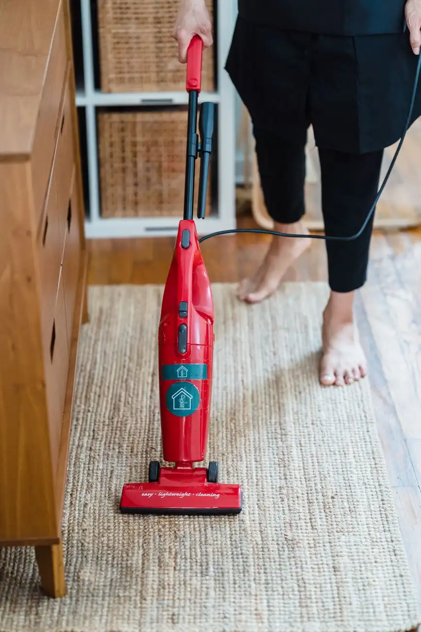 Upright cleaner refreshing a natural-fiber rug